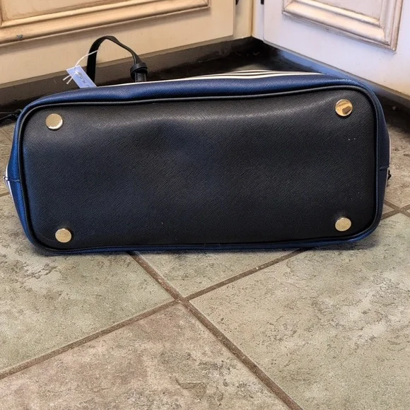 Trina Turk tote bag with hand purse - Picture 5 of 5